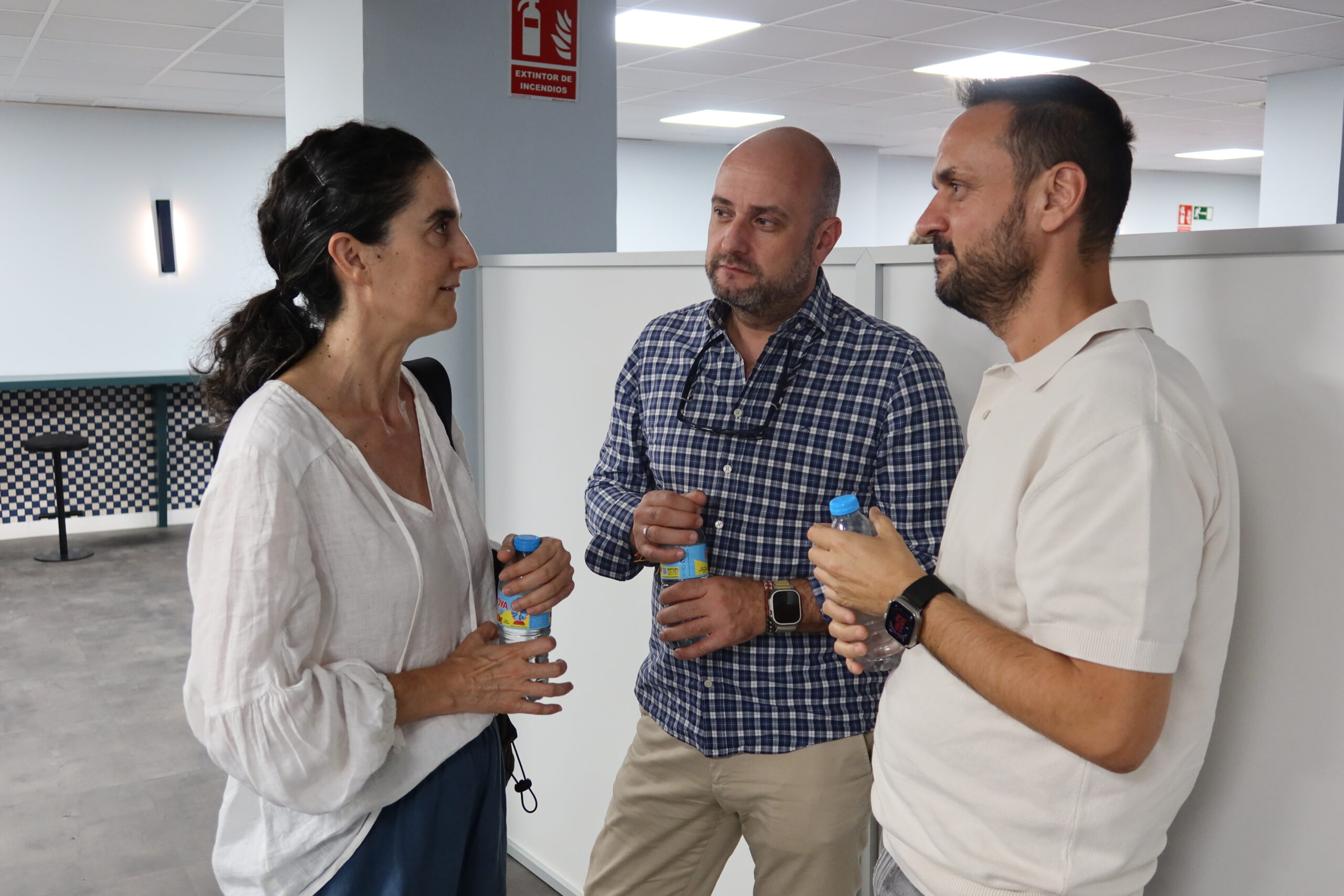 Miembros de Pymeros charlando