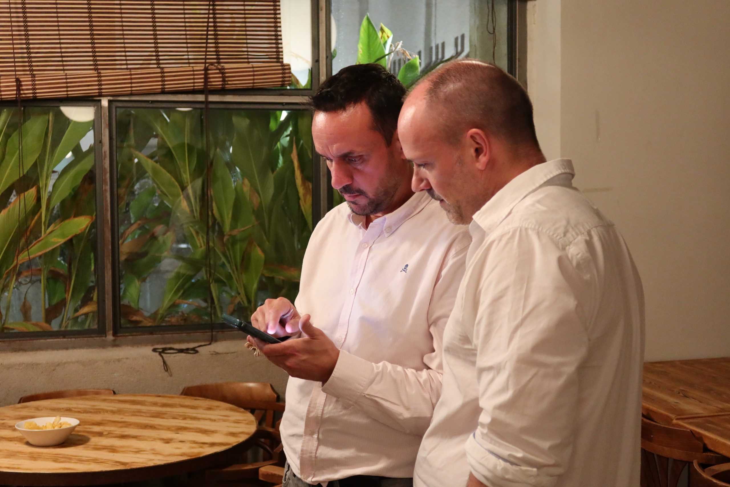 Empresarios de Pymeros haciendo networking