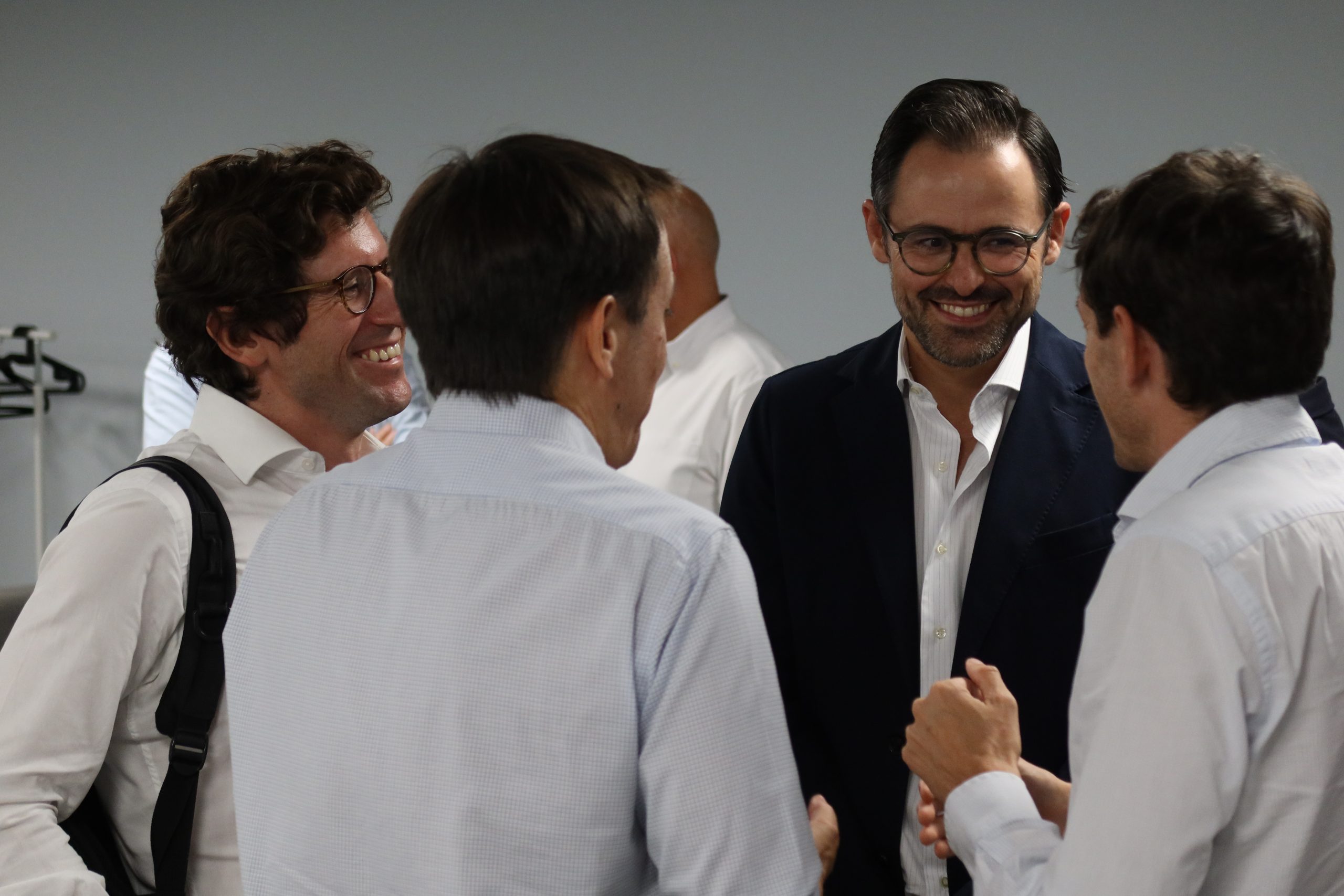 Grupo de empresarios conversando en un evento de Pymeros